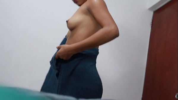 ESTABA GRABANDO EN EL MOMENTO EN QUE MI MEJOR AIGA ENTRO A MIC UARTO Y DES DESNUDO Y DESPUES LE DIO UNA SORPRESA A MI VERGA