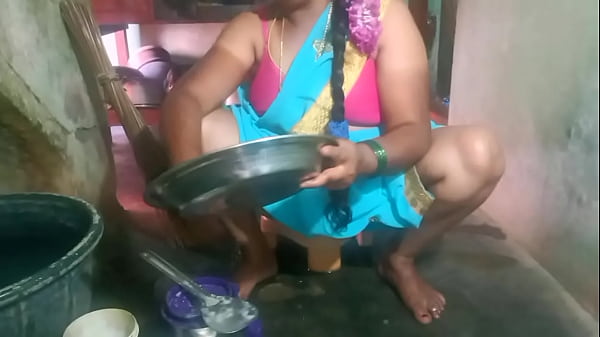Indian sexy aunty plate cleaning video