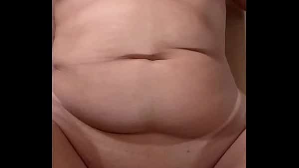 Loira gostosa com marquinha de biquíni peitos naturais se masturbando