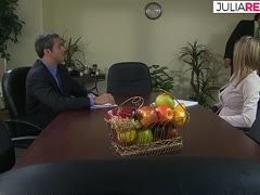 Nach Feierabend treiben es die Lesben auf dem Schreibtisch