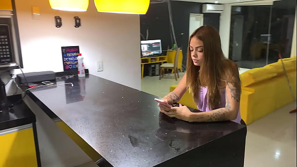 novinha transando com motoboy entregador depois de receber seu ido so de calcinha COMPLETO XVIDEOS RED