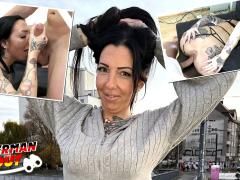 Tätowierte schwarzhaarige Deutsche beim Casting