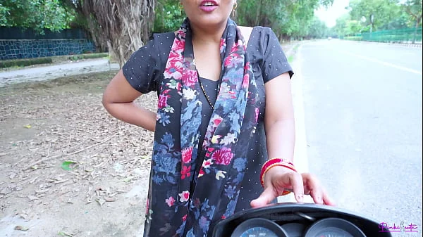 Indian Desi prostitute bhabhi dealing for Fuck with Client on road, she fucked by him in Doggystyle with HINDI Audio.