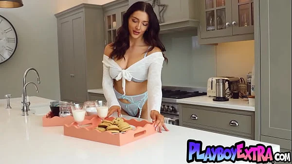 Nude British MILF housewife Ruby Mae in high heels preparing breakfast