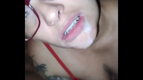 Depois da ruiva chupar muita pica no swing ela leva gozada do marido