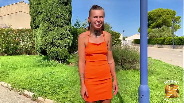 Mélanie, belle blonde, veut du sexe brutal !