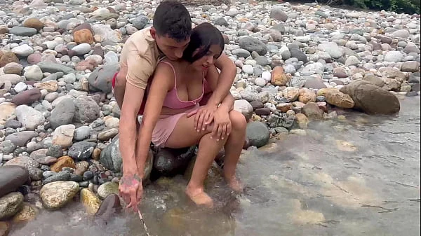 SEXO CASUAL, enseño a joven latina a pescar para luego follarmela y correrme en su estrecho coño