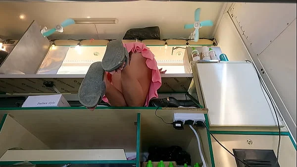 This bitch looks great when bending over on a counter – hidden upskirt pov