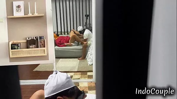 Viral Jakarta!! Indo Bokep Pasangan Asli Pacaran – Kejutan Ulang Tahun, Pacar Dikasih Sex Toy & Ngentot Sama Teman Cowoknya, Suaminya Nonton Diam-Diam dari Kamar Sebelah!!