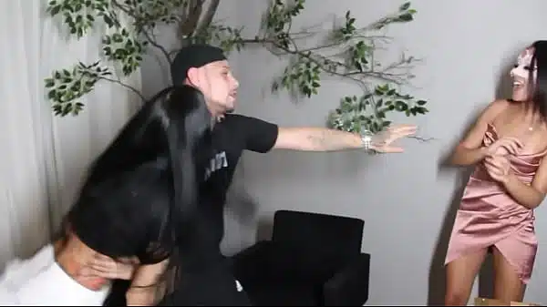 A mulher me pegando no flagra com a mina da escola