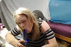 Aussie BBW CD Sucks an Fucks Dildo
