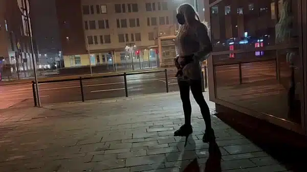 BIG DICK AND JUICY ASS EXHIBITIONIST SHEMALE FLASH CITY CROSSROAD OUTDOOR