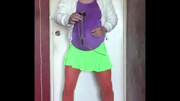 bisexual crossdresser mark loves to swallow his own piss but would love for another mans piss to swallow aswell