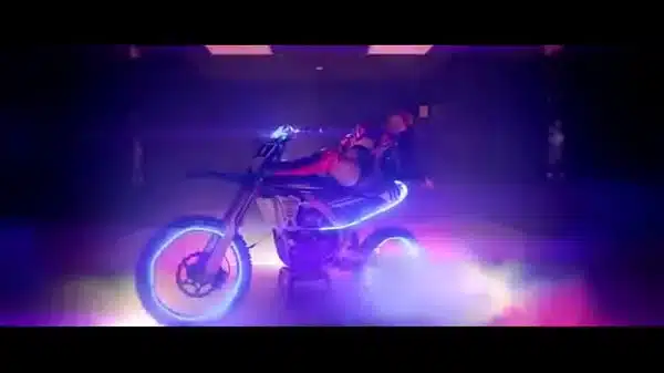 Bulgarian singer twerking on song video