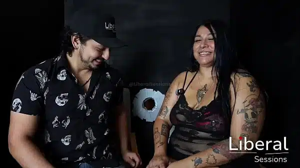 CHICA BBW ES FOLLADA POR DOS CHICOS EN UN GLORY HOLE