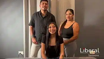 Chica delgada experimentando su primer trio, termina en intercambio con chico de pene enorme