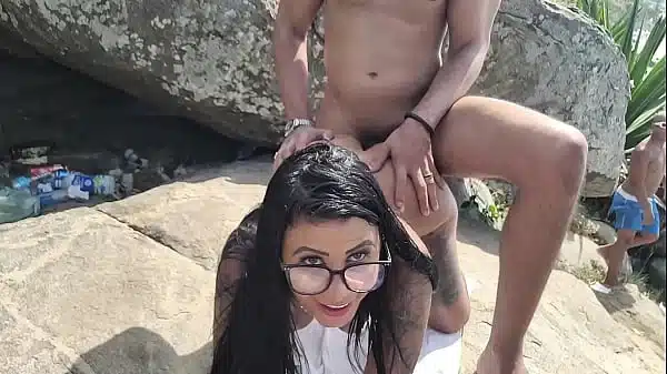 Comi a gostosa na praia de nudismo na frente de todo mundo.