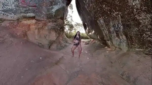 Dogging na Praia: Minha Hotwife Se Masturba e Mija na Frente do Mar!