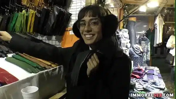 Eaten out live show babe gets pussy pounded