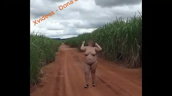 esposa andando pelada na estrada rural