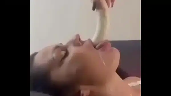 Gostosa chupando uma banana