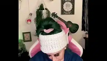 Gostosa gótica e Youtube peidando