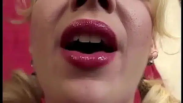 Hun og hendes kæreste elsker RPG’er – denne går fra en ung, kåt pige til en anal knækkede lue … med strømper og høje hæle