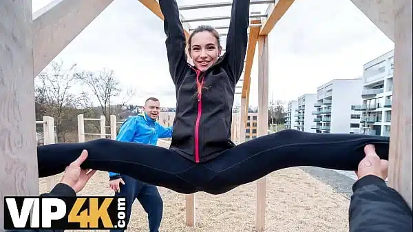 HUNT4K. She ripped her leggings and sucked stranger’s cock in front of her BF for new ones