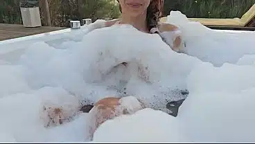 JOI Córrete en mi culo con bikini en el Jacuzzi