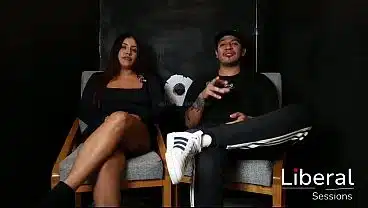 La mujer del esposo cornudo mamando verga frente a el