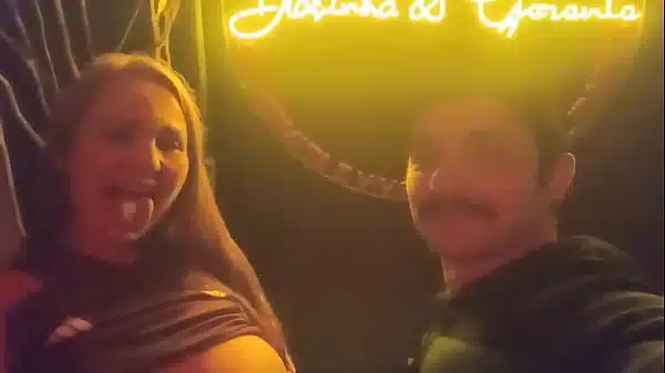 Levei pau amigo numa festa de swing