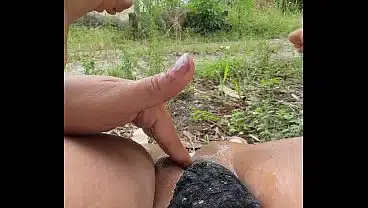 me encanta la adrenalina de sentir que te estan observando mientras te masturbas hasta correrte a chorros