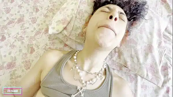 NOVINHA VAI A PRIMEIRA VEZ NO MOTEL E TENTA PERDER A VIRGINDADE DO CÚ