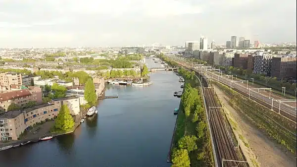 profesor cubano se liga dos estudiante europea y las castiga por desobediencia