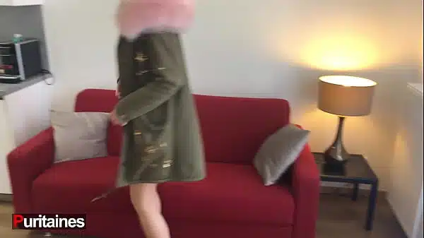 Puritaines-Victoire Maréchal, 23 ans, sur son canapé. Ennui et derapage…