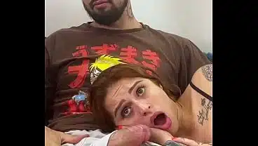 Ruiva Gostosa Colega de Quarto Deita no Colo do Nerd Assistindo Filme e Chupa Até Gozada Forte na Cara!