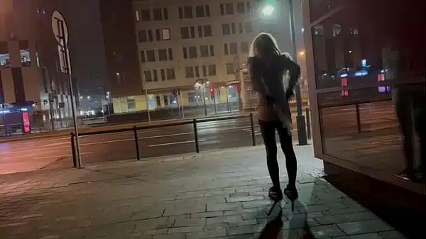SISSY T-GIRL EXHIBITIONIST SHEMALE FLASH DICK AND ASS CITY CROSSROAD OUTDOOR