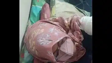Tante Riani sepong kontol dan menikmatinya