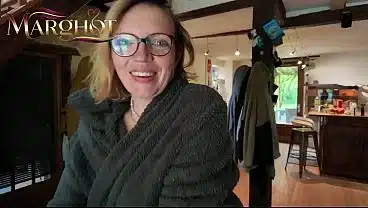 Trio Cuckold au Réveil : Je Réveille Mon Amant, Il Me Démonte la Chatte et Fait Gicler Mon Mari Cocu Rapidement