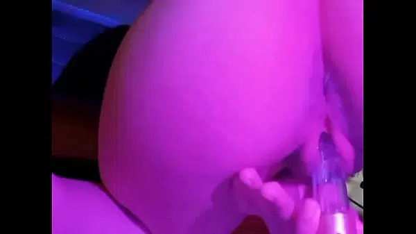 Bucetinha molhada brincando