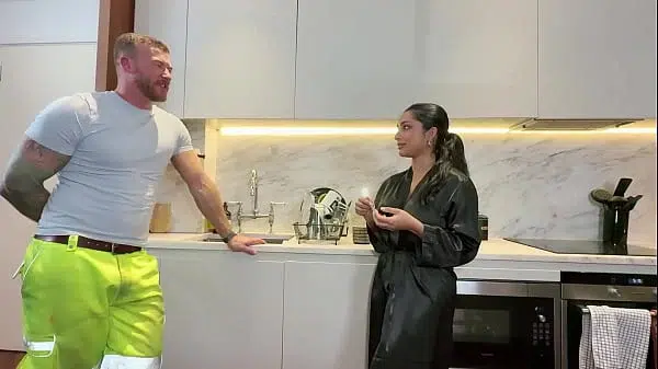 EL FONTANERO VIENE A CASA Y TERMINO CON SU POLLA EN MI BOCA- YASMINA KHAN