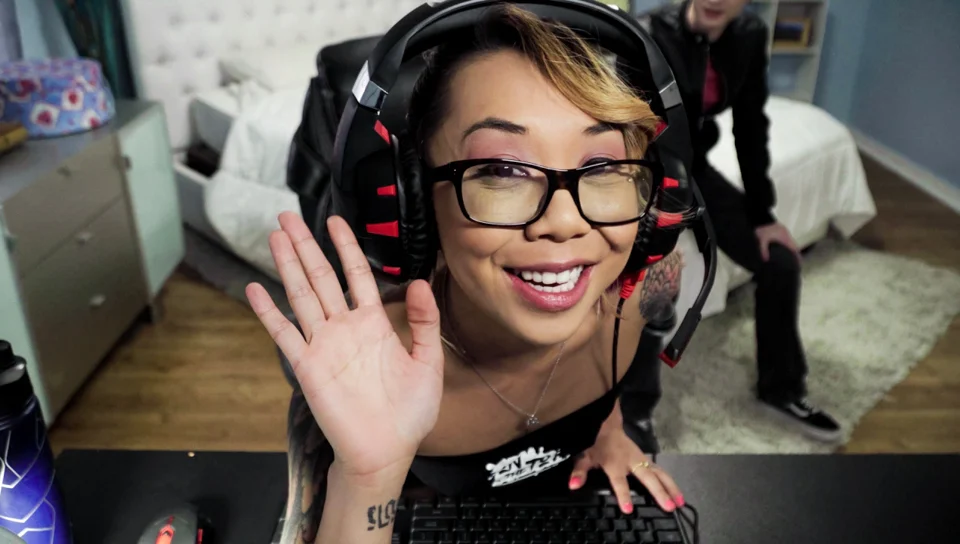 Gamer Girl FAIL – Accidental Sex On Live-Stream Leaked!!