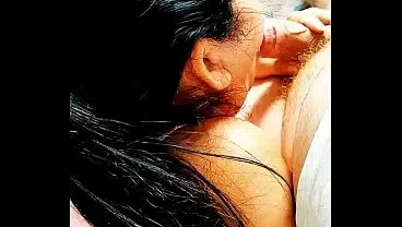 Irmã adotiva fazendo um boquete para ajudar seu meio irmão a relaxar.