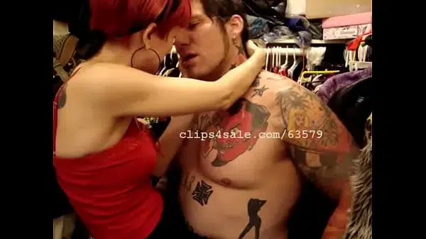 John and Hanna Kissing Video4