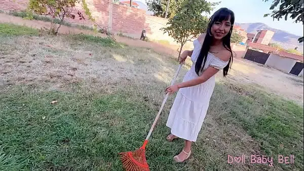 Mi hermanastra terminó toda mojada por no limpiar el jardín