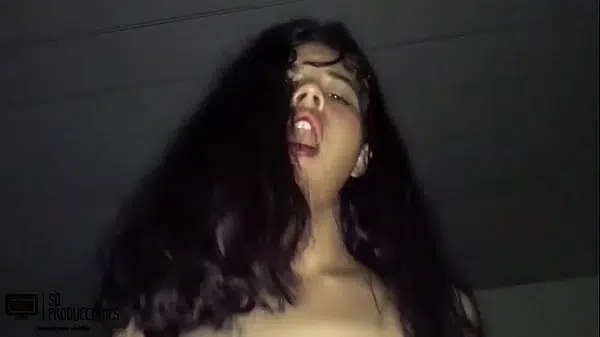 Mi hermanastro me despierta para follarme el coño