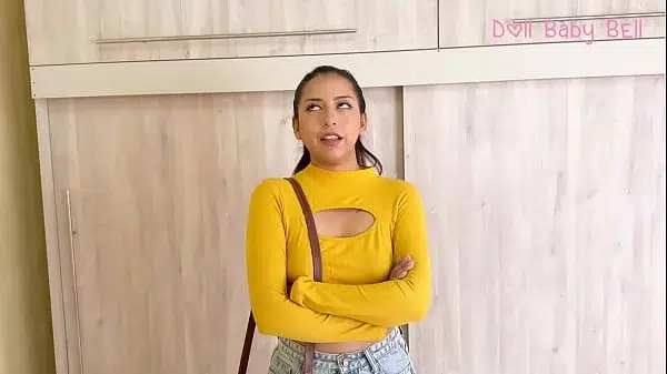 Pequeña joven sale de su casa a vivir sola por primera vez