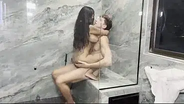 PILLAMOS A MI HERMANASTRO ESPIÁNDONOS FOLLANDO EN LA DUCHA- YASMINA KHAN