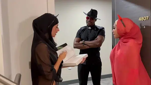 SACERDOTE CASTIGA CON SU POLLA A DOS MUJERES CULONAS TRAVIESAS – YASMINA KHAN – AALIYAH YASIN