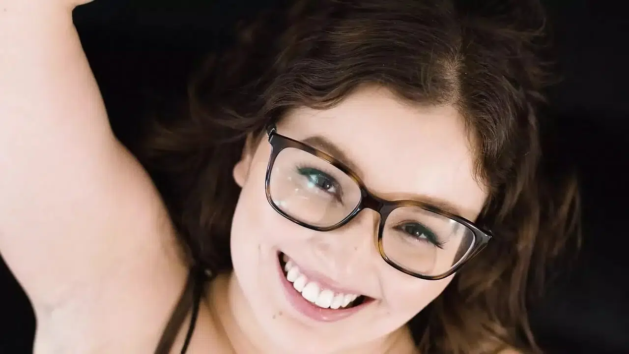 UP CLOSE – Big Ass College Hottie Leana Lovings Delightfully Enjoys Taking Her Man’s Hard Cock